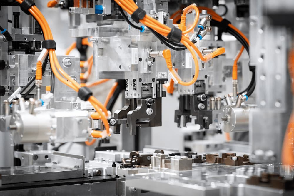 Orangene Kabel von Belden in  einer STIWA Anlage